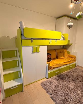 Letto a castello con gradini contenitore e armadi