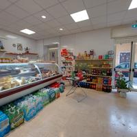 Locale commerciale con doppia vetrina su strada