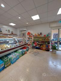 Locale commerciale con doppia vetrina su strada