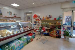 Locale commerciale con doppia vetrina su strada