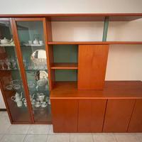 Parete attrezzata con vetrinetta