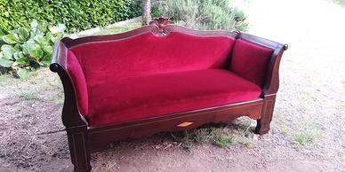 Divano in legno e velluto