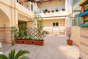 INDIPENDENTE 8 VANI CON CORTILE