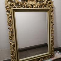 Specchio con cornice in legno intagliata