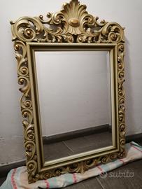 Specchio con cornice in legno intagliata
