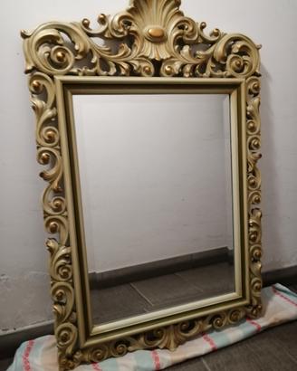 Specchio con cornice in legno intagliata