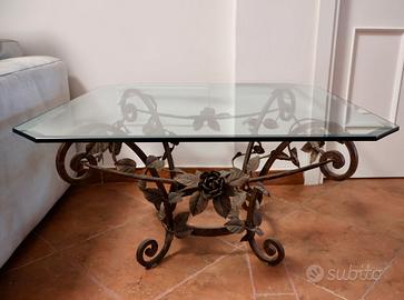 Tavolo in vetro e ferro battuto con base lavorata