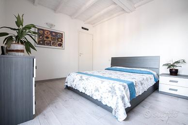 Camera completamente arredata