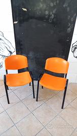 Coppia di sedie in colore arancio. 