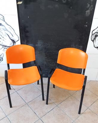 Coppia di sedie in colore arancio. 