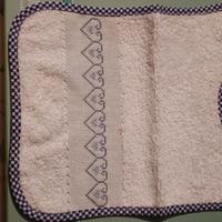 bavaglia ricamato a mano con elastico 