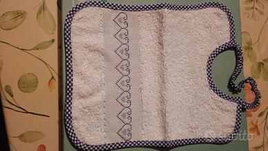 bavaglia ricamato a mano con elastico 