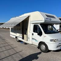 Camper mansardato con matrimoniale in coda -