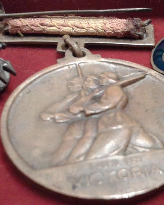 Lotto Guerra di Spagna Medaglia  e due distintivi