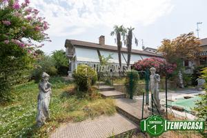 VILLA BIFAMILIARE CON PISCINA INTERRATA