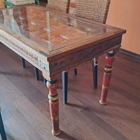 Tavolo etnico e sedie moderne in rattan