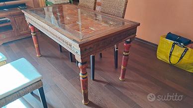 Tavolo etnico e sedie moderne in rattan