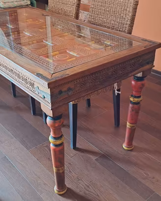 Tavolo etnico e sedie moderne in rattan