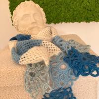Sciarpa a rete e i fiori traforati in lana