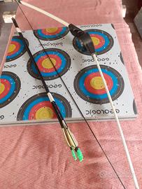 Arco con freccie e bersaglio