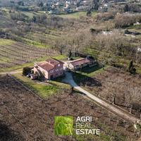 Casale di 500 mq con terreno di 13 ettari |TR299