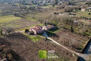Casale di 500 mq con terreno di 13 ettari |TR299
