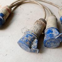 Adattatore per spine blu, da 1 maschio a 3 femmine