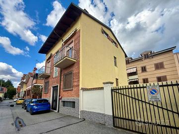 Palazzo / Stabile di 302 m² con più di 5 locali a 