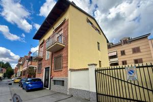 Palazzo / Stabile di 302 m² con più di 5 locali a 