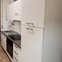 Cucina con elettrodomestici