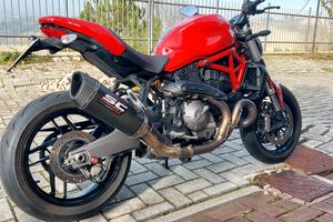 Monster 821 red 