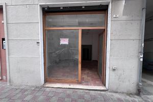 Locale commerciale con box in Via Cocco Ortu