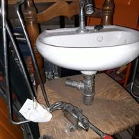 lavamani in ceramica da parete con miscelatore