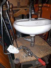 lavamani in ceramica da parete con miscelatore