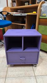 comodino viola con ruote