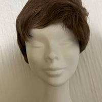 Parrucca  di alta qualità finita a mano .