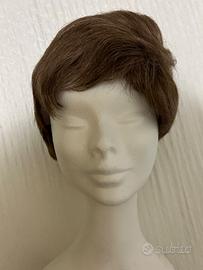 Parrucca  di alta qualità finita a mano .