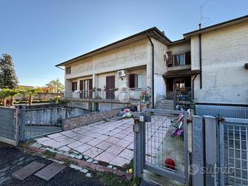 VILLA A SCHIERA A FONTANELLA