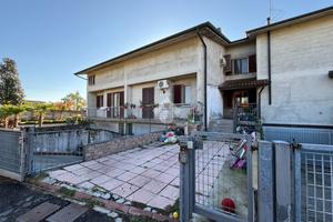 VILLA A SCHIERA A FONTANELLA