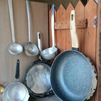 Pentolame in alluminio anni '50 per arredo taverna
