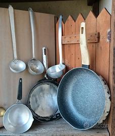 Pentolame in alluminio anni '50 per arredo taverna