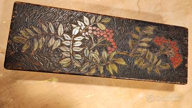 SCATOLA in ciliegio  con decorazioni Art Carved