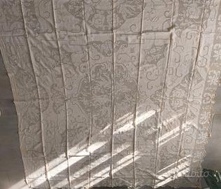 Copriletto lavorato a mano antico