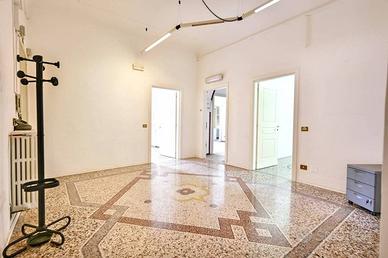 UFFICIO NEL CENTRO DI SAVONA.