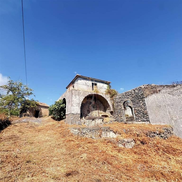 Rustico / Casale di 339 m² con più di 5 locali a G - Altro