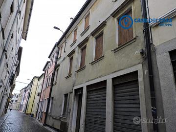 Palazzina su 3 piani in centro storico
