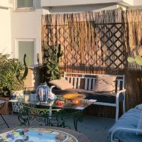 Tavolino con ceramiche smaltate