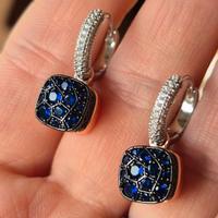 Orecchini pendenti con pompon stile Pomellato