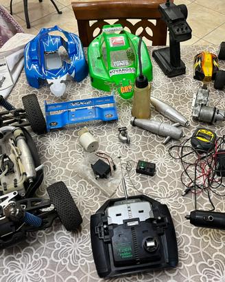 Macchina a benzina 1:8 più una elettrica