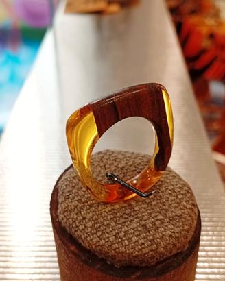 Anello in resina e legno